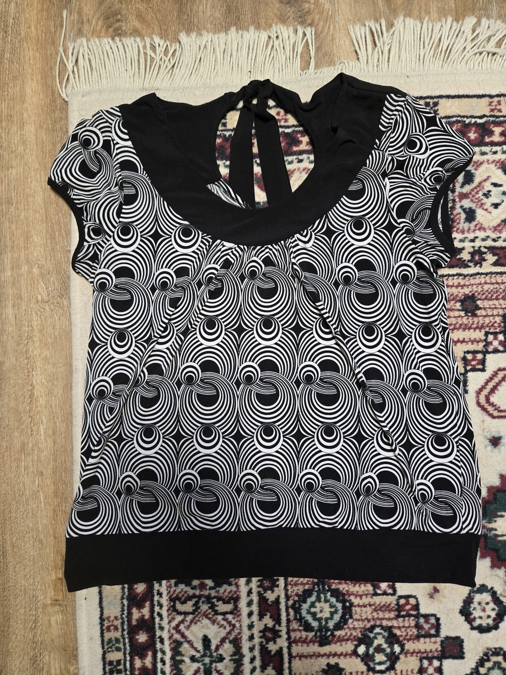 Suzy Shier Black & White Geometric Tie-Back Cap Sleeve Blouse